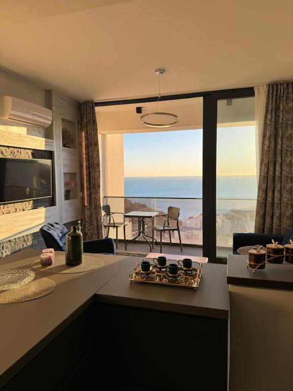 cocina con vistas al océano desde una habitación en Luxury Ocean View, en Ulcinj