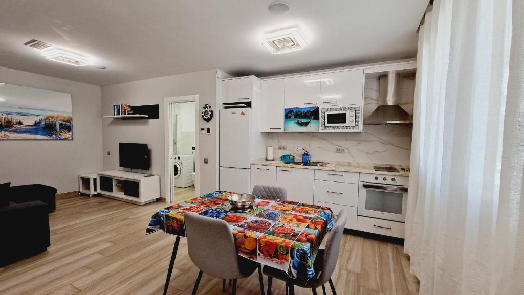 Kuchyň nebo kuchyňský kout v ubytování Sal y Mar Apartment - Playa de Almeria - Centro de Almeria