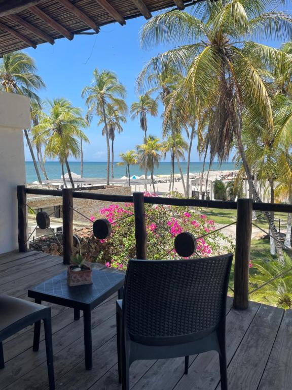 エル・ヤケにあるHotel The Winds Of Margaritaのリゾートのデッキからビーチの景色を望めます。