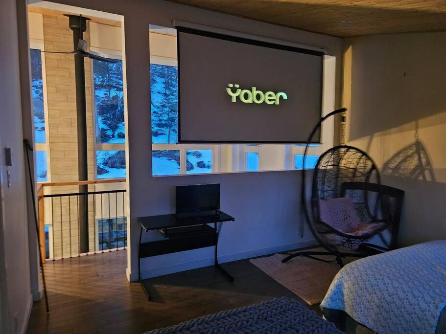 TV a/nebo společenská místnost v ubytování Les aurores