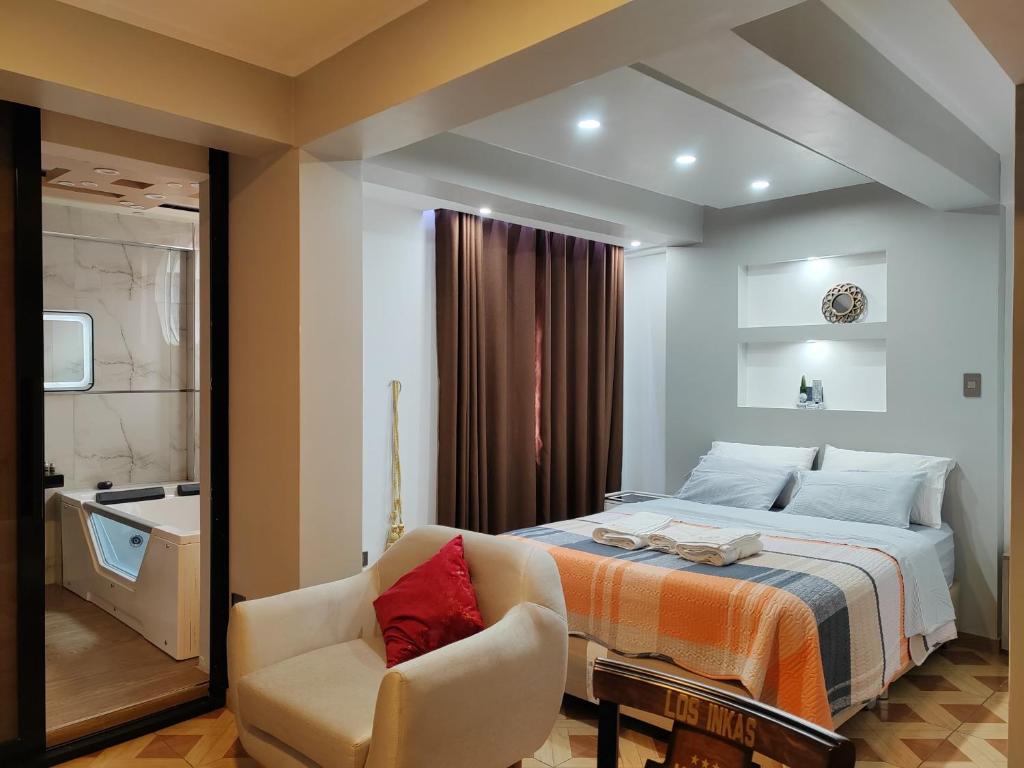 Habitación de hotel con cama y silla en Hotel Los Inkas, en Huaraz