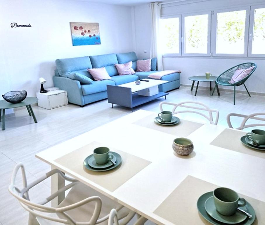 uma sala de estar com um sofá, uma mesa e cadeiras em Roses Apartment Citadel, Beach 200m, centre 300m, Pr Parking Big sun Terrace em Roses