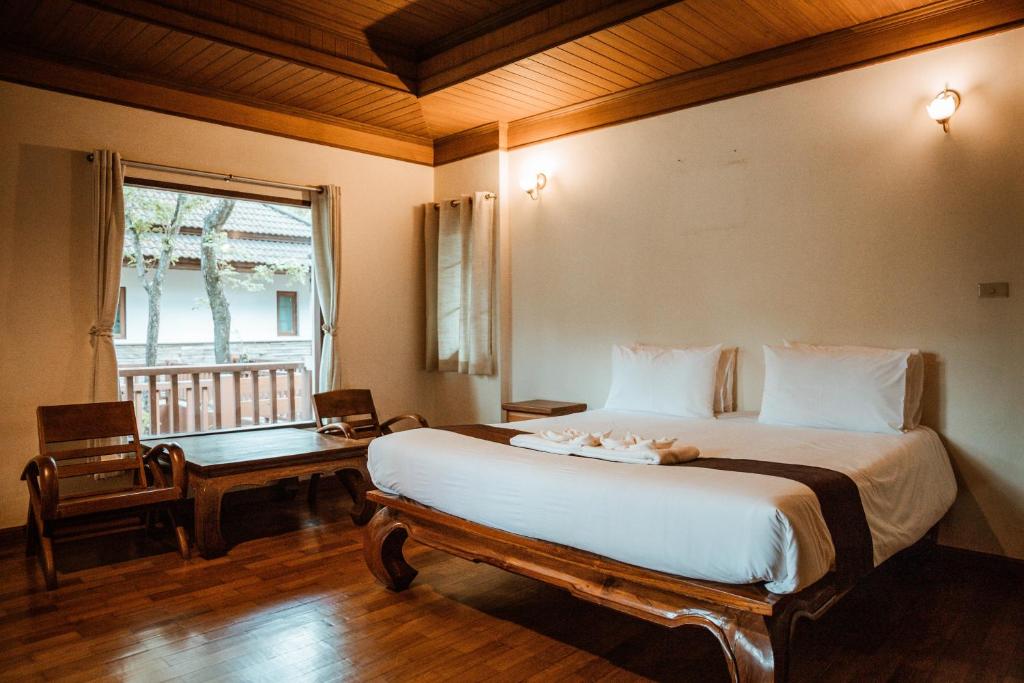 Postel nebo postele na pokoji v ubytování Tak Andaman Resort & Hotel
