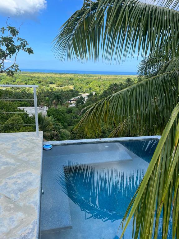 una piscina con vistas al océano en Casa vista al mar y las montañas río san Juan a solo 4 minutos de centro del pueblo y las playas en Río San Juan
