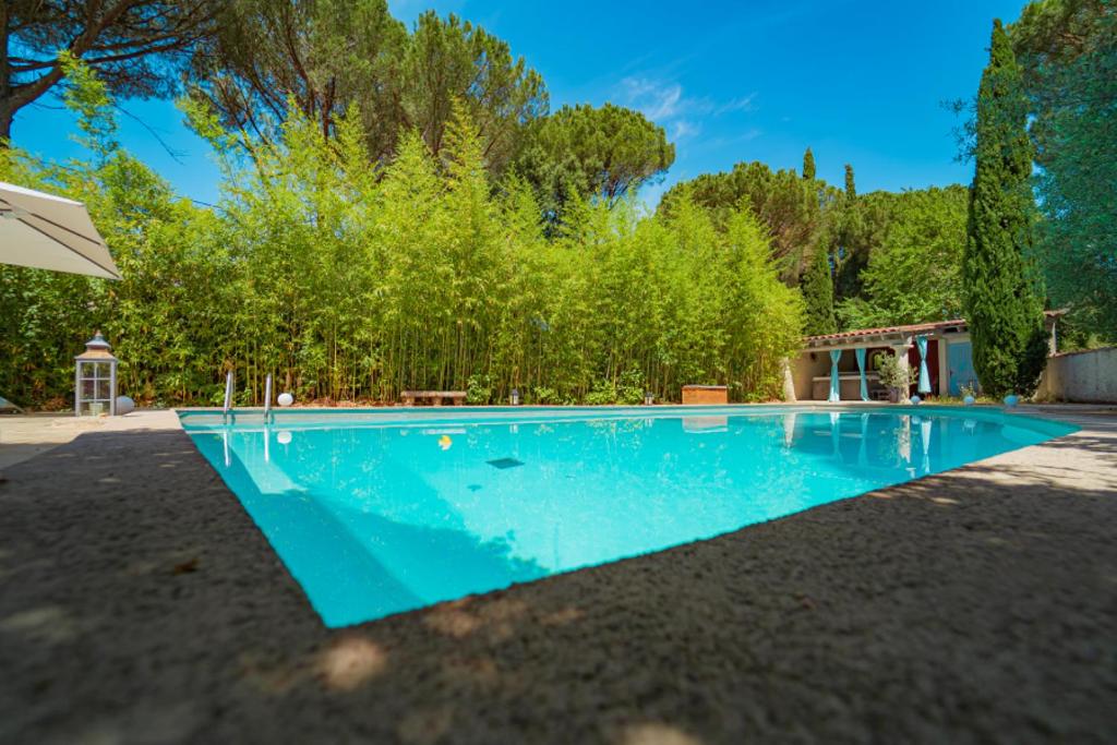 בריכת השחייה שנמצאת ב-La Bastide des Pins או באזור