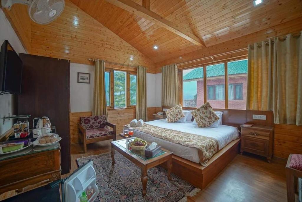 ein Schlafzimmer mit einem Bett und einem TV in einem Zimmer in der Unterkunft Hostel Inn Srinagar in Srinagar