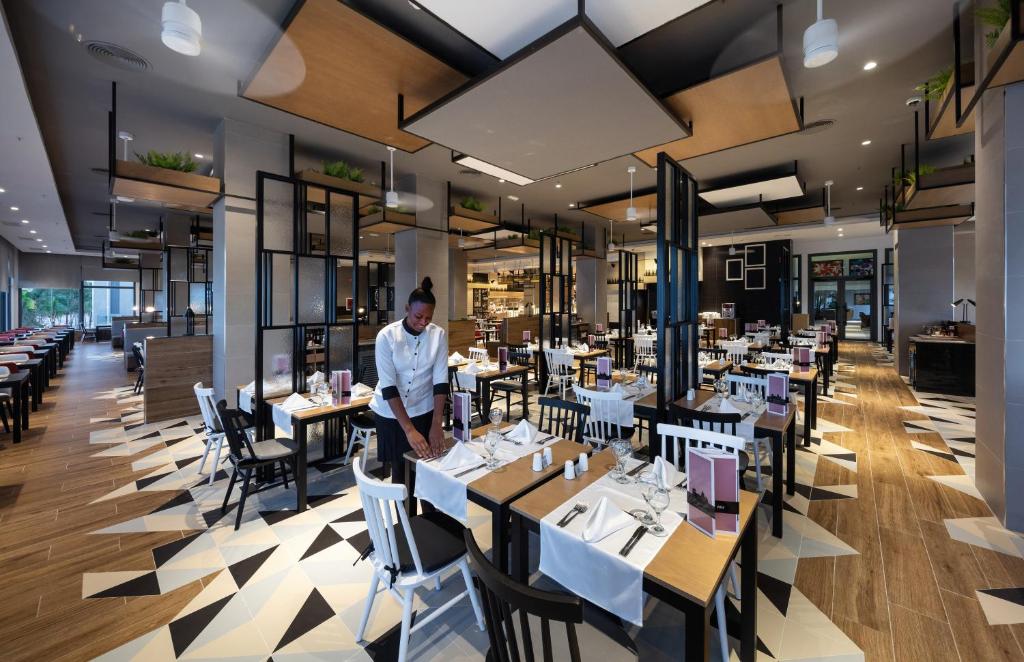 Restoran või mõni muu söögikoht majutusasutuses Riu Ocho Rios - All Inclusive
