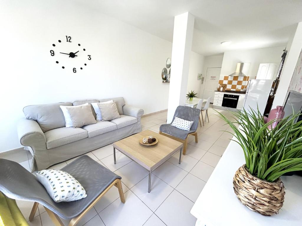 - un salon avec un canapé et une table dans l'établissement Mahostly Apartamento Comillas SB, à Arrecife