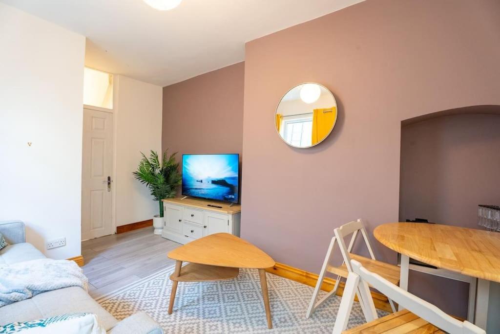 een woonkamer met een tafel en een spiegel bij Cozy & Stylish 2bed Flat - WiFi - Parking - Garden - Bristl in Bristol