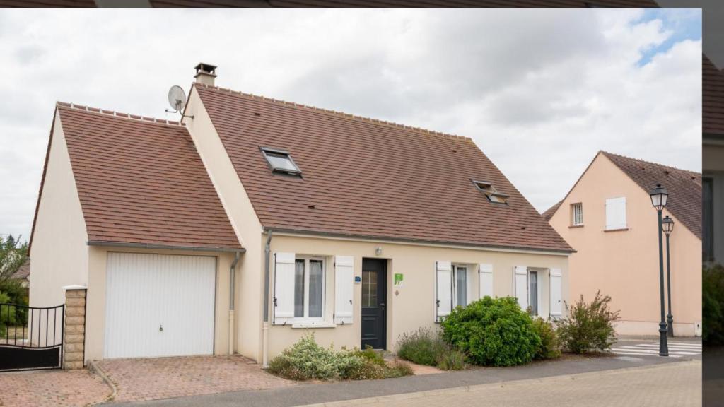 una casa bianca con tetto marrone di Gite Les Azalées 8 personnes 10mn de Compiègne a Le Meux