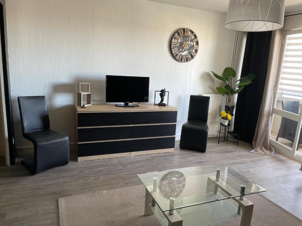 TV a/nebo společenská místnost v ubytování Chambre proche commerce et université 1
