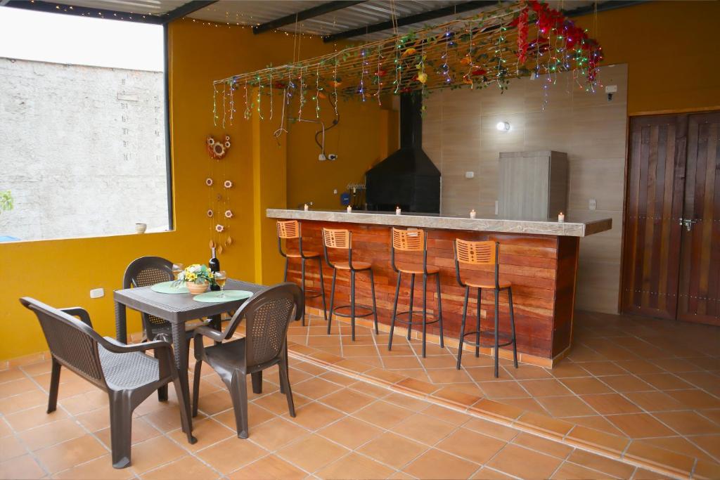 a bar with chairs and a table in a room at Apartamento Piedecuesta in Piedecuesta