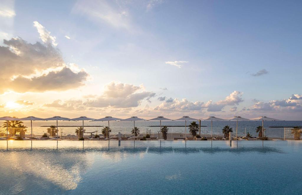 einen Pool mit Blick auf den Strand und das Meer in der Unterkunft The David Kempinski Tel Aviv in Tel Aviv