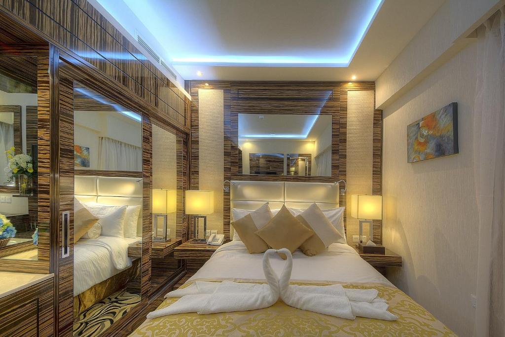 Llit o llits en una habitació de Orchid Vue Hotel
