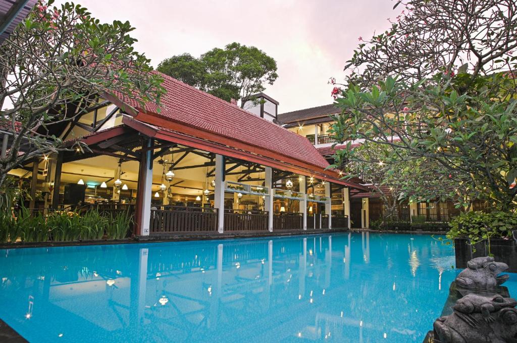 una piscina frente a un edificio en Paku Mas Hotel en Yogyakarta