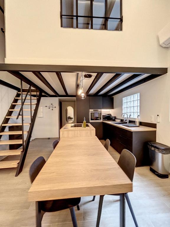 - une grande table en bois dans une chambre avec une cuisine dans l'établissement BRP Cannes Center,Two-Bed Deluxe Apart with Spa bath, à Cannes