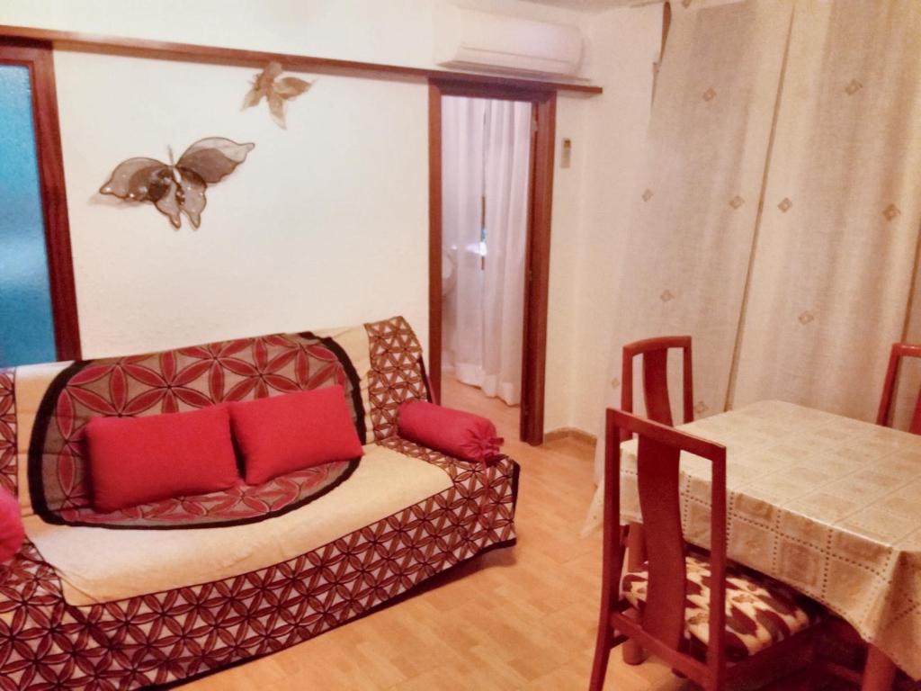 カレーリャにある2 bedrooms apartement at Calella 170 m away from the beach with furnished balconyのリビングルーム(ソファ、テーブル付)