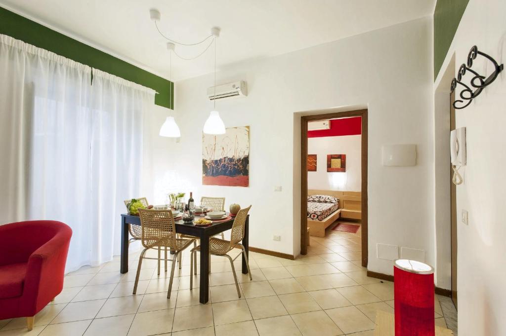 una sala da pranzo e un soggiorno con tavolo e sedie. di One bedroom apartement with balcony and wifi at Palermo a Palermo