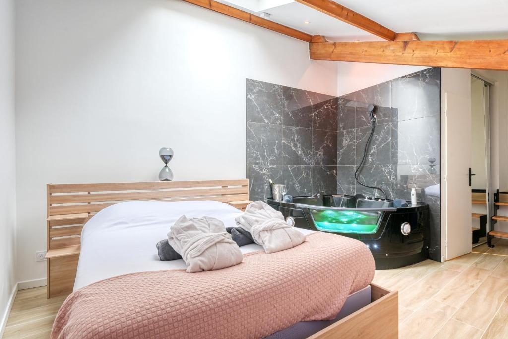 une chambre avec un lit et une baignoire dans l'établissement NEW / Belle et Rebelle avec jacuzzi, à Lyon