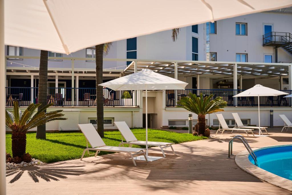 Бассейн в Ticho's Greenblu Hotel или поблизости