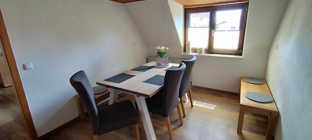 una mesa de comedor y sillas en una habitación en FeWo Alte Schmiede en Oberlangfurth