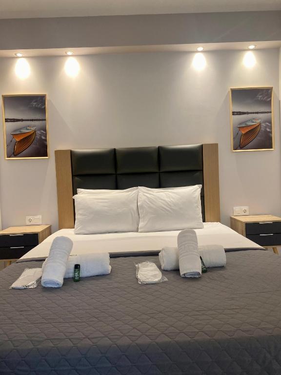 Postel nebo postele na pokoji v ubytování THOMAS STUDIOS & APARTMENTS PARALIA