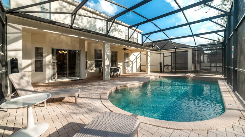 einen Pool in einem Haus mit Glasdach in der Unterkunft The Skywalker in Orlando