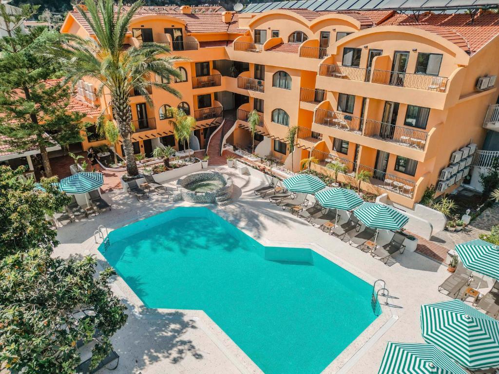 una vista aérea del patio de un hotel con piscina en Unsal Hotel, en Ölüdeniz