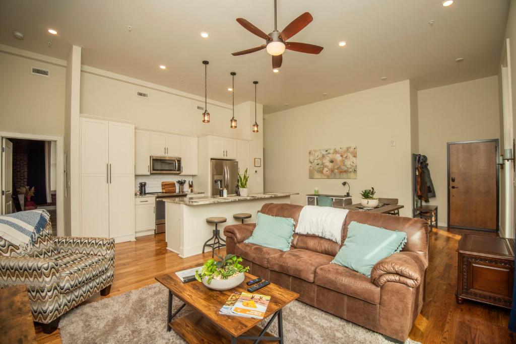 ein Wohnzimmer mit Sofa und Tisch in der Unterkunft Cooper Corner -OldCity-SelfCheckIn- in Knoxville