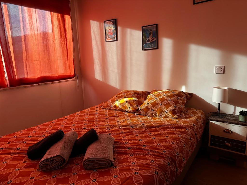 une chambre avec un lit avec des serviettes dessus dans l'établissement Esprit méditerranéen, à Toulon