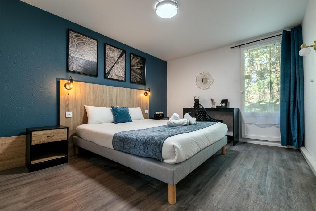 Un pat sau paturi într-o cameră la Le Roxane