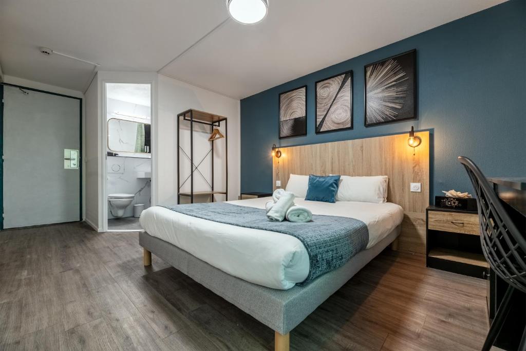 Postel nebo postele na pokoji v ubytování Hôtel Le Roxane
