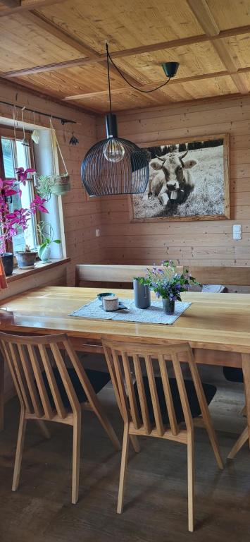 Un restaurant sau alt loc unde se poate mânca la Ferienhof Rindalphorn mit Sauna in ländlicher Idylle