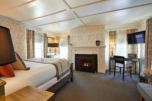 Shelter Harbor Inn - Queen Room