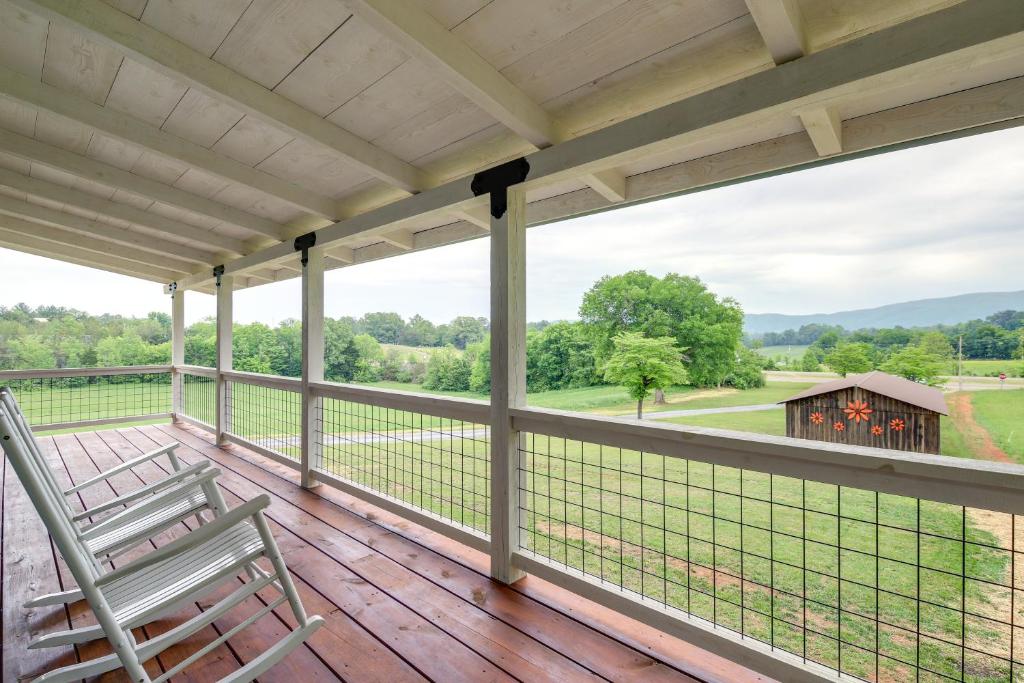 Un porche con dos sillas y una vista de un granero. en Newport Retreat 12 Mi to Great Smoky Mountains!, en Newport