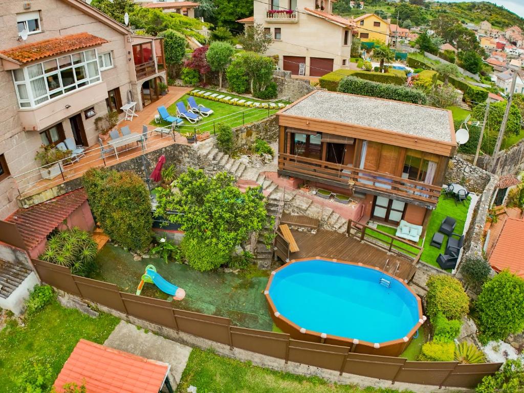 an aerial view of a house with a swimming pool at Casa Vila do mar in Baiona