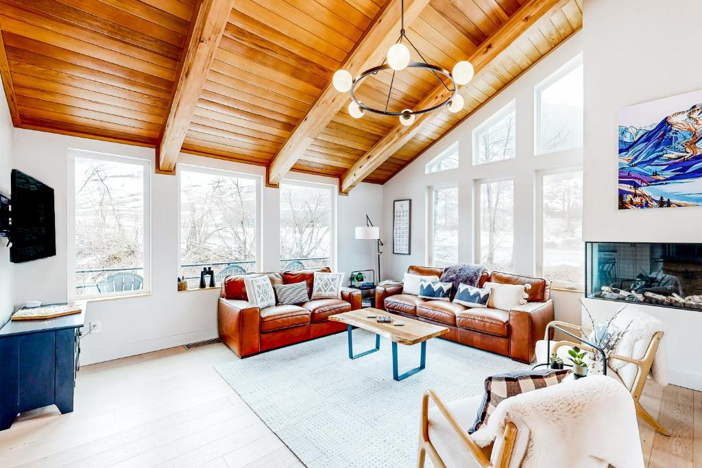 una sala de estar con un sofá y una mesa en Mount Alyeska View Haven, en Girdwood