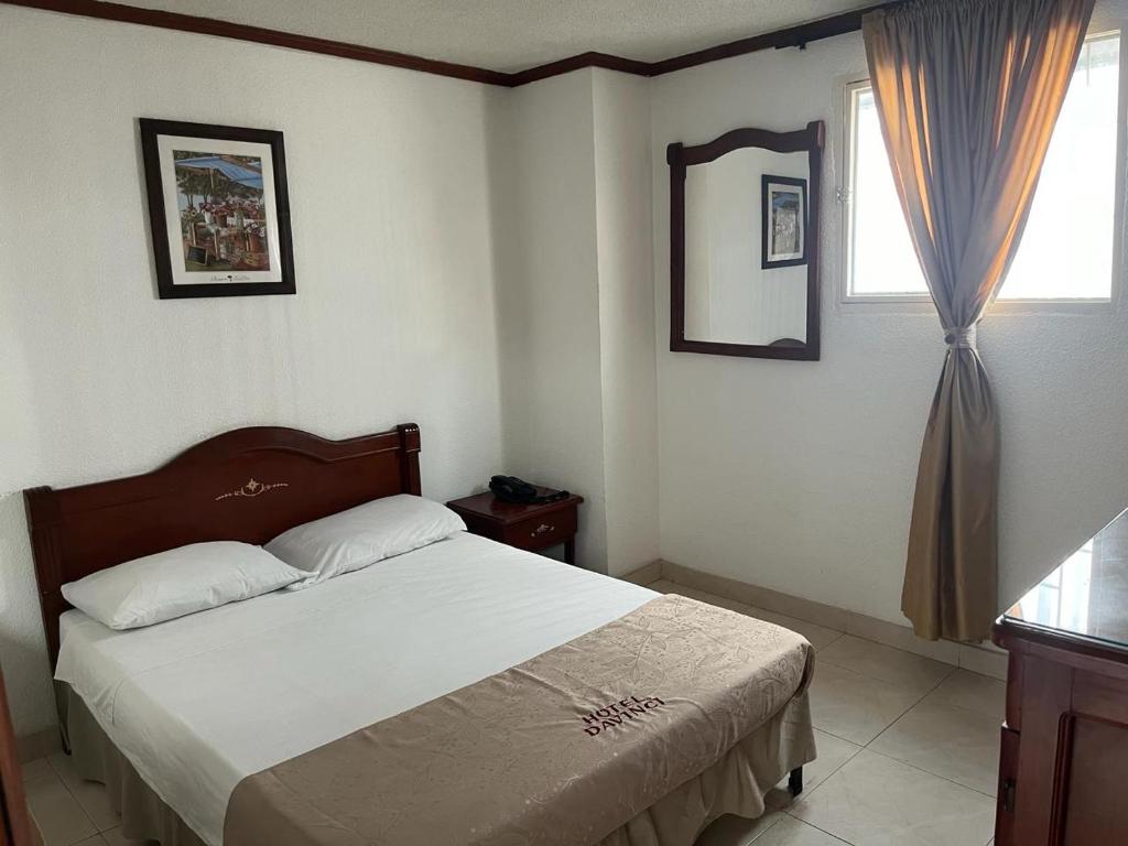 a bedroom with a bed and a window at Hotel Davinci Calarca in Calarcá