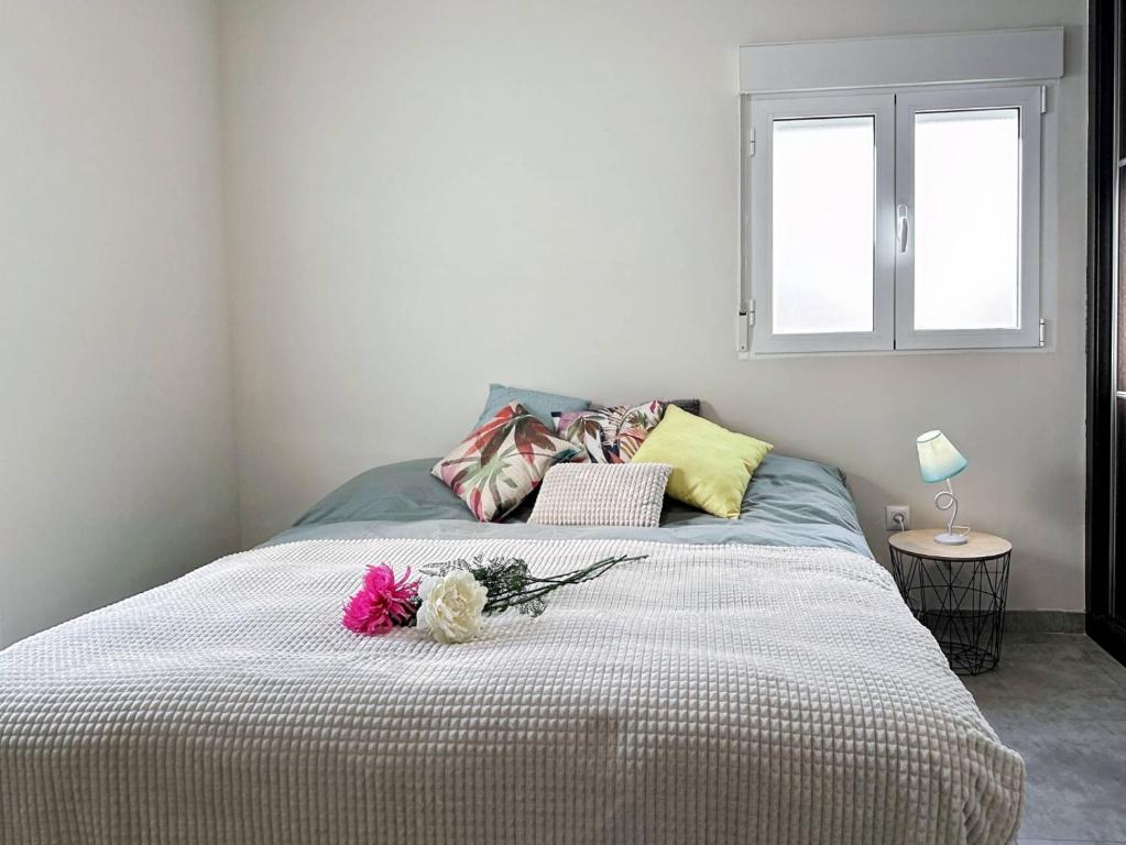 Un dormitorio con una cama con flores. en Brisa Marina, en Las Negras