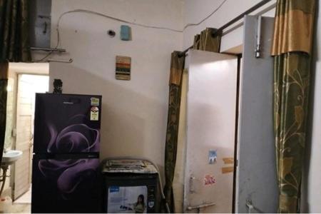 een keuken met een koelkast in de kamer bij Gman apartment in Amman