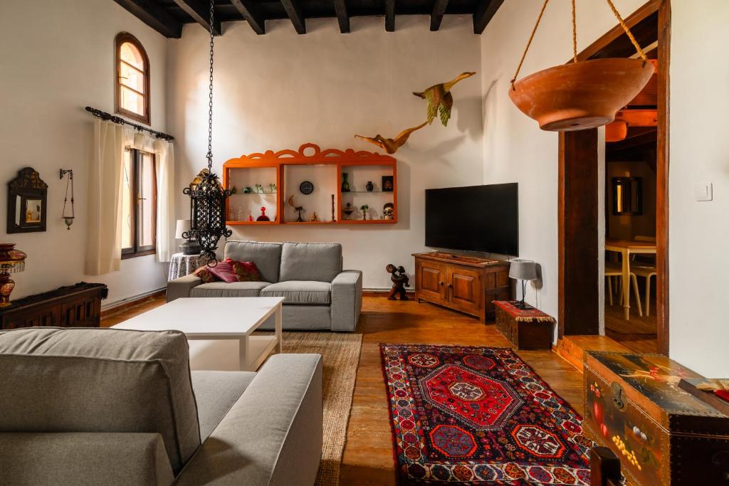 uma sala de estar com um sofá e uma televisão em Casa Aletta - Old Town Apt. in Ilha de Rhodes