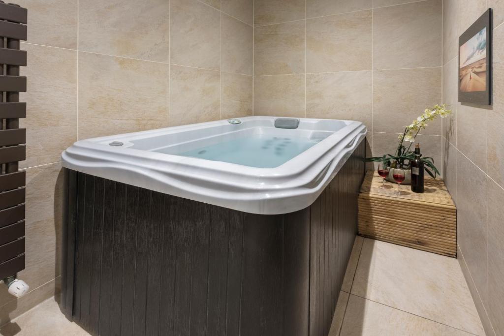 Aphrodites Group - Luxury Hot Tub Suites in Central Lake District! - Resim 19