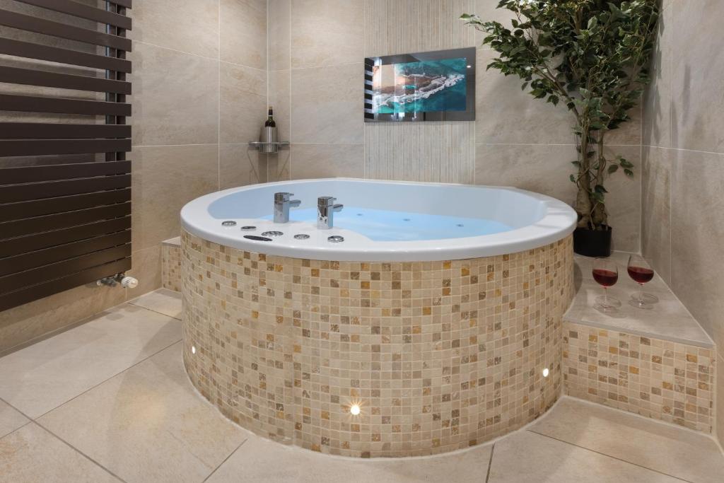 Aphrodites Group - Luxury Hot Tub Suites in Central Lake District! - Resim 21