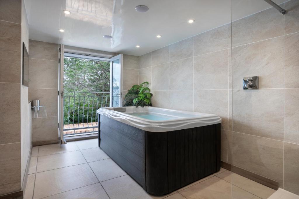 Aphrodites Group - Luxury Hot Tub Suites in Central Lake District! - Resim 23