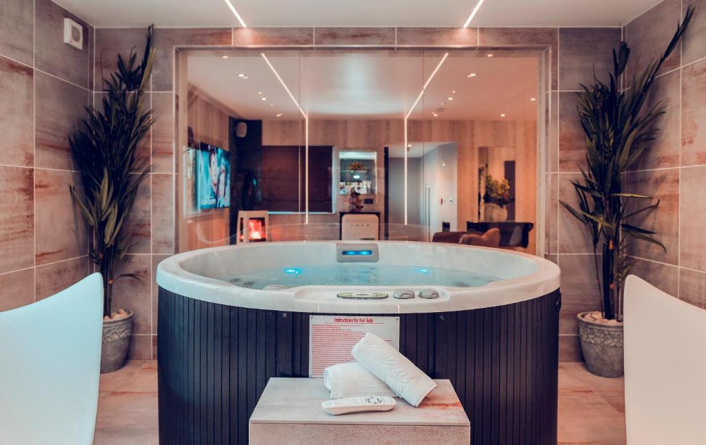 Aphrodites Group - Luxury Hot Tub Suites in Central Lake District! - Resim 28