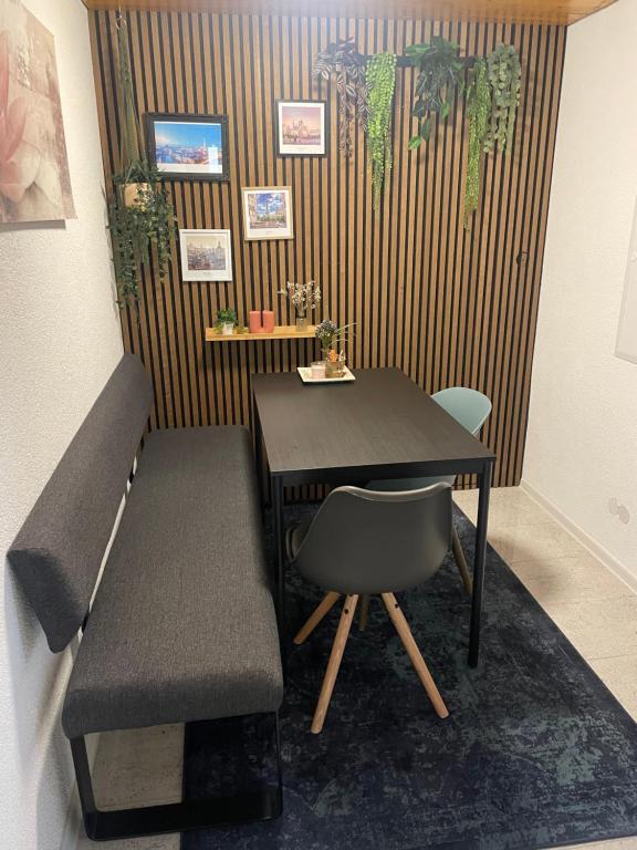 a desk and chair in a room with a table at Moderne ruhige Ferienwohnung in Ubstadt-Weiher