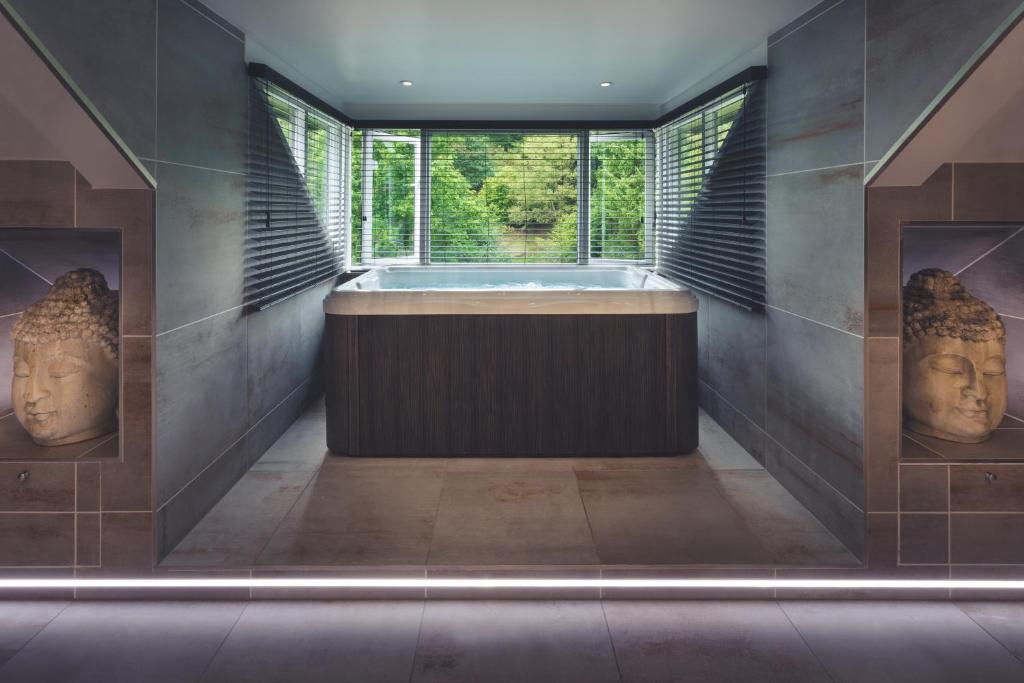 Aphrodites Group - Luxury Hot Tub Suites in Central Lake District! - Resim 41
