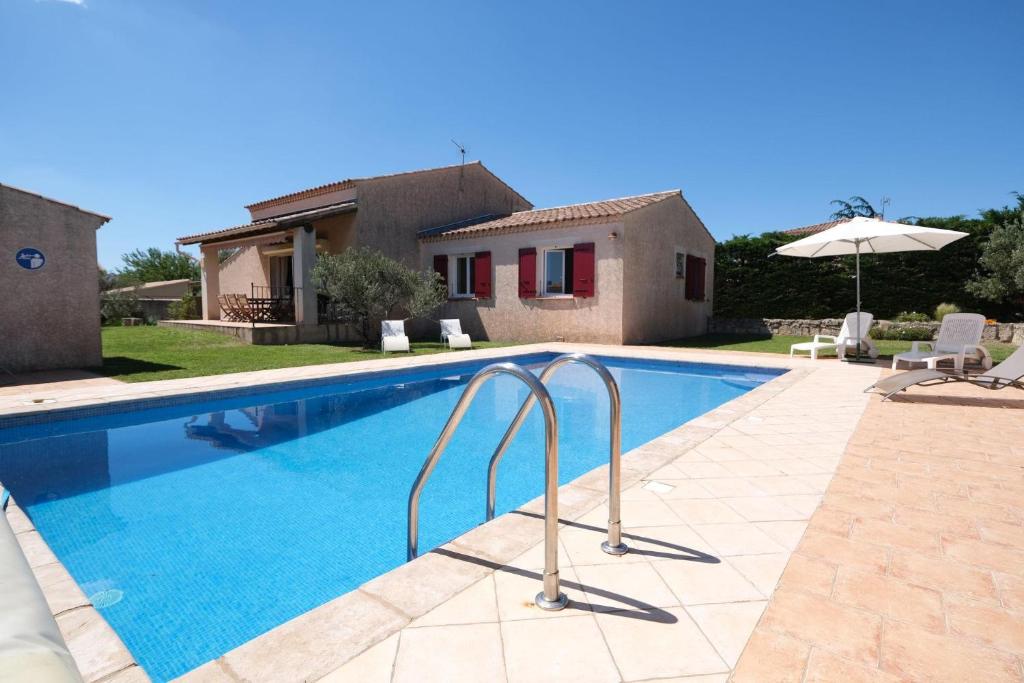una piscina frente a una casa en pretty detached villa with private swimming pool, in Aureille, in the alpilles - 8 people, en Aureille