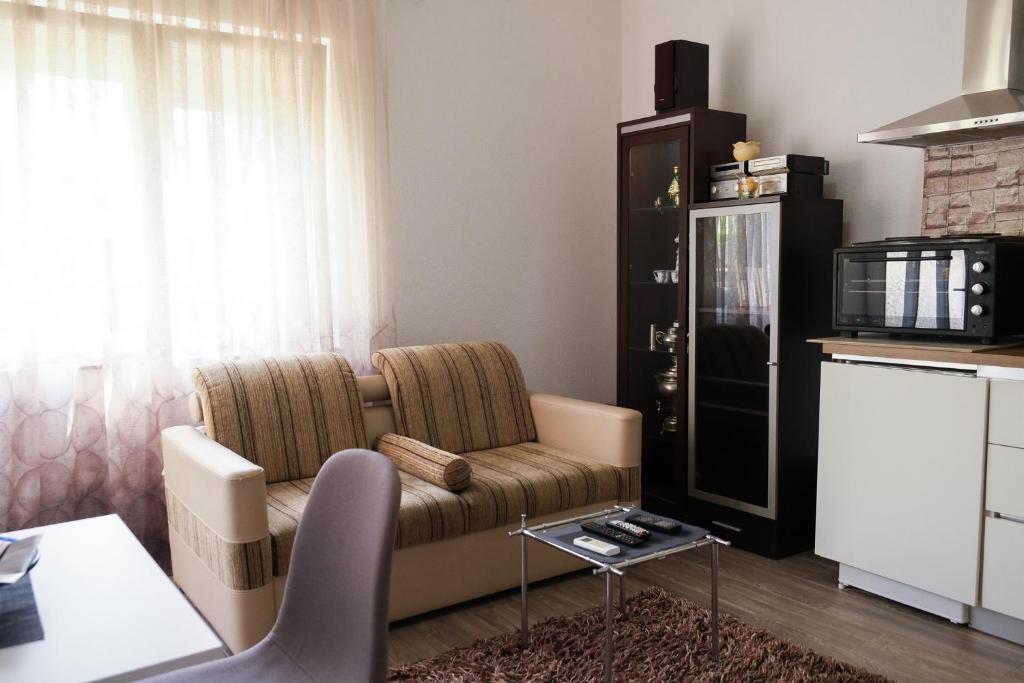 a living room with a couch and a table at Cozy spacious apartment in Peje