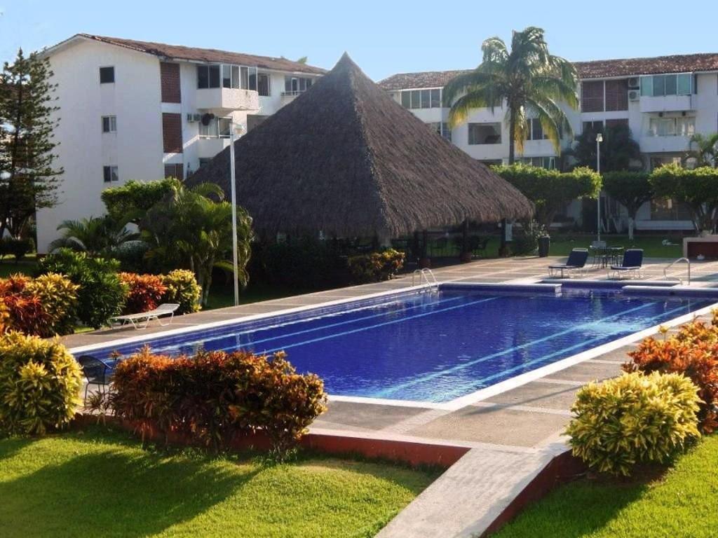 una piscina frente a un edificio en Condominio La Marina, en Puerto Vallarta